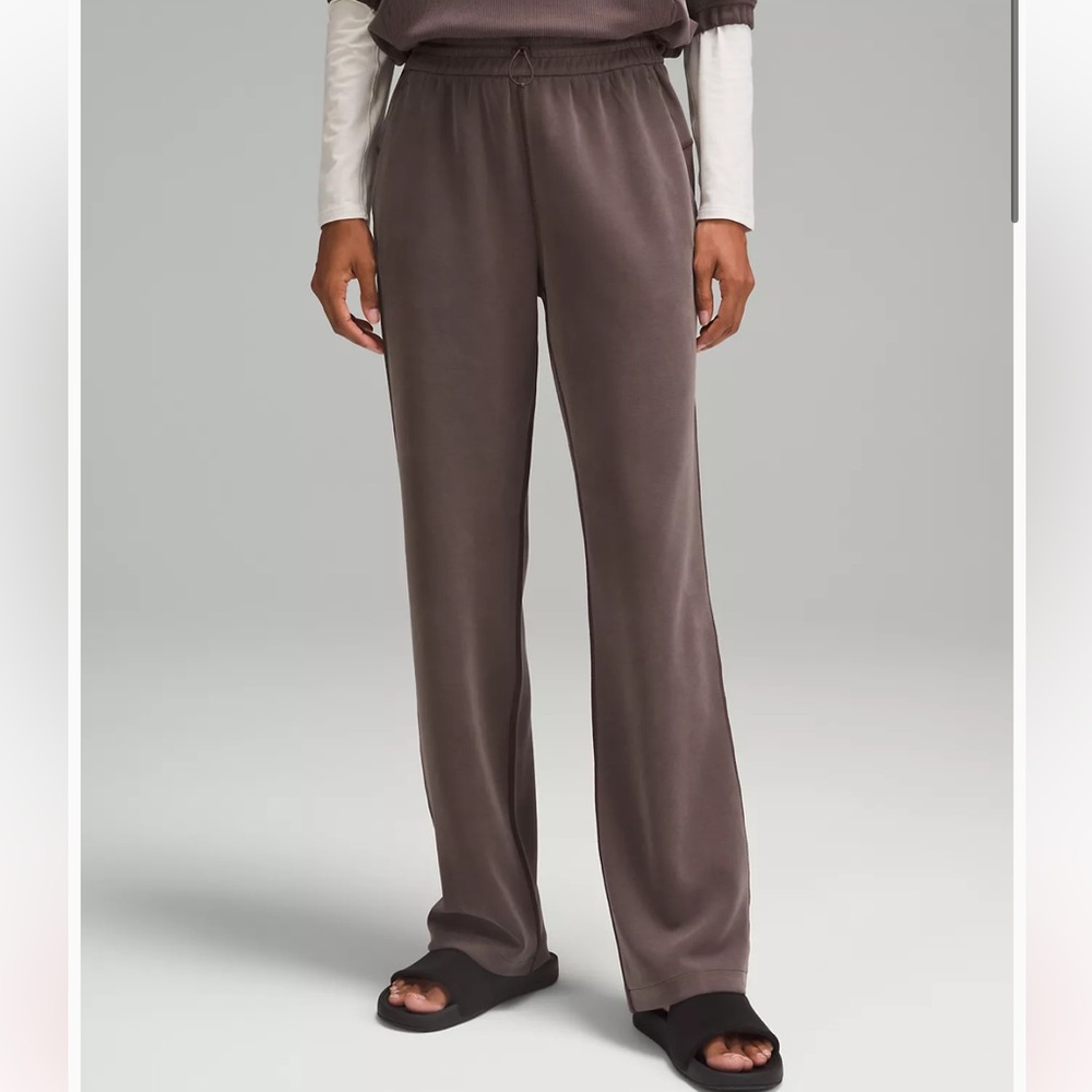 Lululemon Softstreme High-Rise Pant
Regular
